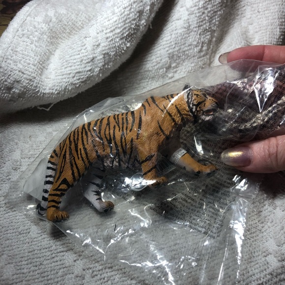 FINAL SALE- LEAVING CLOSET- NO FURTHER DISCOUNTS - Picture 2 of 5